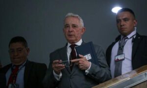 Condenan a Álvaro Uribe Vélez a 12 años de prisión domiciliaria