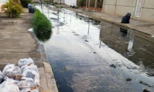 Vecinos de La Rotaria denuncian colapso vial y bote de aguas servidas
