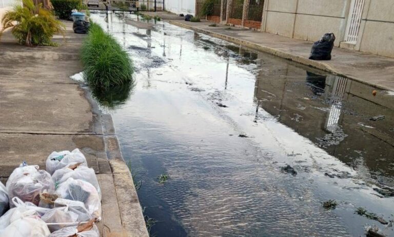 Vecinos de La Rotaria denuncian colapso vial y bote de aguas servidas