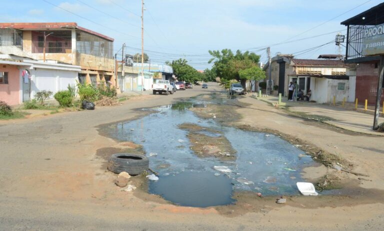 Exigen solución a colapso de aguas negras desde hace 3 años en 18 de Octubre