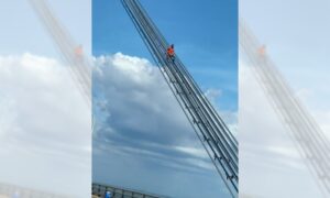 Hombre desciende de una guaya del Puente y lo apodan “Tom Cruise maracucho”