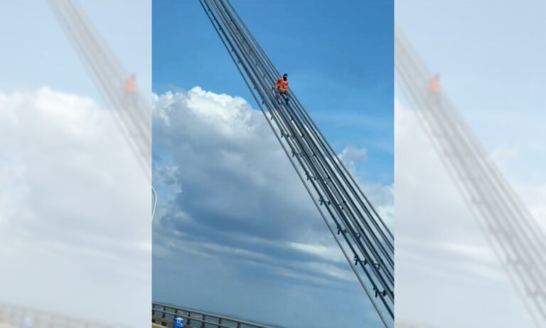 Hombre desciende de una guaya del Puente y lo apodan “Tom Cruise maracucho”