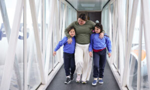 Llegan 184 venezolanos repatriados desde Texas, entre ellos 22 niños
