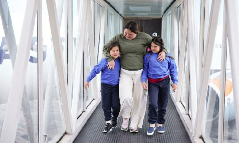 Llegan 184 venezolanos repatriados desde Texas, entre ellos 22 niños