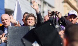 Evacúan a Milei de acto electoral por incidentes con manifestantes opositores