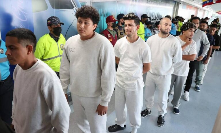 Arriban al país otros 200 migrantes venezolanos deportados por EE. UU.
