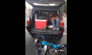 Motorizado se estrella contra camioneta y quedó en el maletero