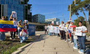 Venezolanos protestan en La Haya contra visita de Delcy Rodríguez a la CPI