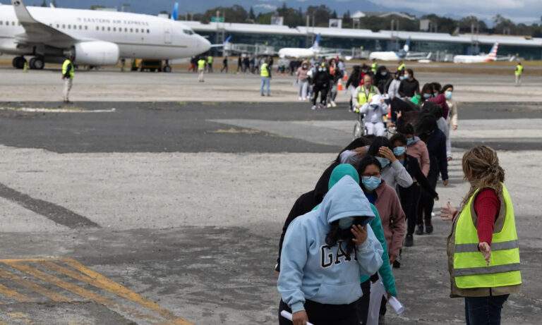 Jueza federal bloquea deportación acelerada de inmigrantes en EE. UU.