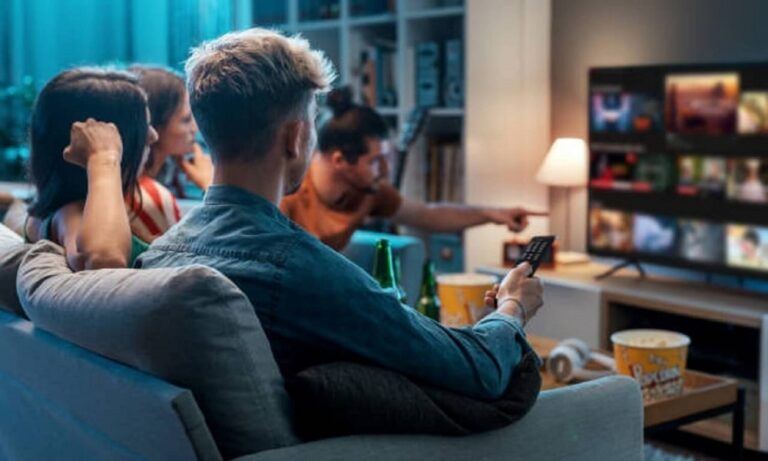 Ver contenidos de streaming desde casa en familia: una experiencia compartida que une generaciones y crea recuerdos inolvidables