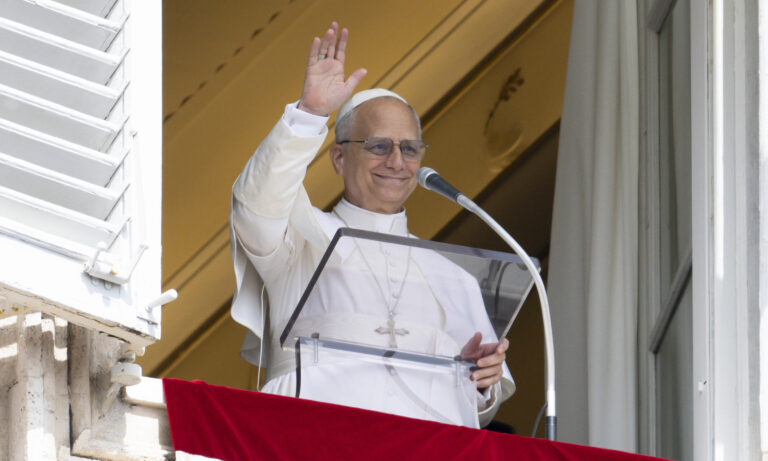 El papa León XIV celebra sus 70 años y agradece las oraciones durante el Ángelus