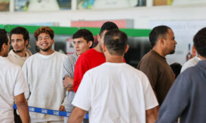 Retornan al país 300 venezolanos deportados desde EE. UU.