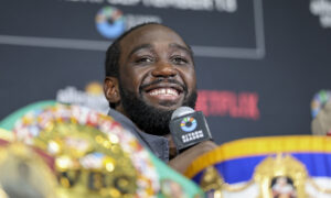 Crawford derrota al "Canelo" Álvarez por voto unánime y le arrebata sus títulos mundiales