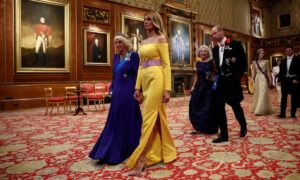 Melania Trump sorprende al usar vestido de Carolina Herrera