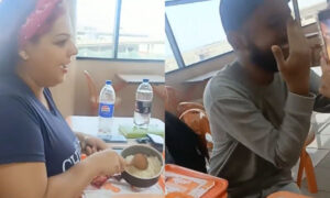 Mujer es “la indicada” tras sacar paila de arroz en Arturos y ofrecerle a su pareja