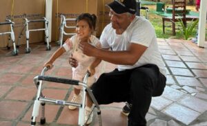 Azupane impulsa la solidaridad: donan de sillas de ruedas y andaderas para personas y niños necesitados