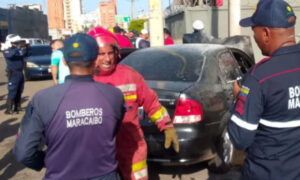 Dos carros chocan y uno se incendia tras impactar con poste en Maracaibo