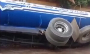 Camión cisterna cae en “megahueco” en La Victoria y casi “se parte”