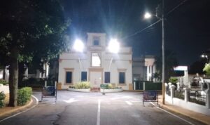 Instalan 8 luminarias en fachada y laterales del cementerio Corazón de Jesús