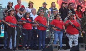 Fanb condecora a 5 milicianas tras "la burla" de Trump en su contra