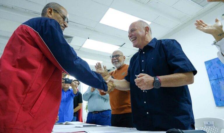 Di Martino entrega registro de conformación de directiva de organizaciones sindicales