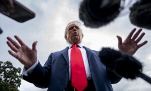 Trump niega conversaciones para preparar "cambio de régimen" en Venezuela