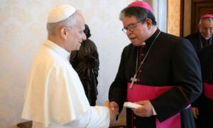 Arzobispo de Maracaibo regala al Papa un relicario de oro de la Chinita