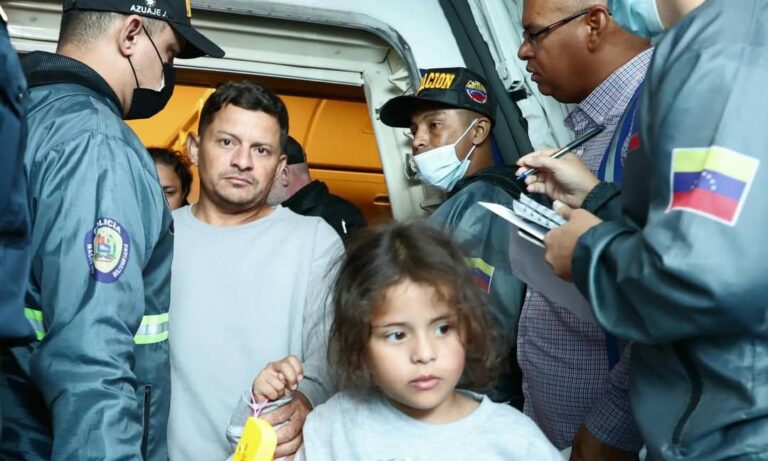 Arriban al país 305 migrantes venezolanos deportados por EE. UU.