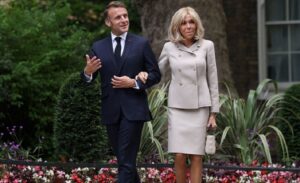 Los Macron presentarán pruebas para demostrar que Brigitte es mujer