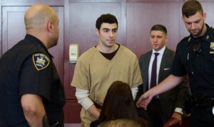 Juez desestima cargos de terrorismo en el caso estatal contra Luigi Mangione