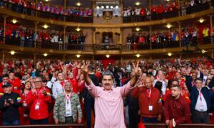 Maduro convoca al chavismo a preparar la "lucha armada" en caso de "agresión"