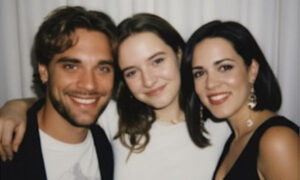 Maya Berry Spear conmueve las redes al publicar fotos abrazando a sus padres