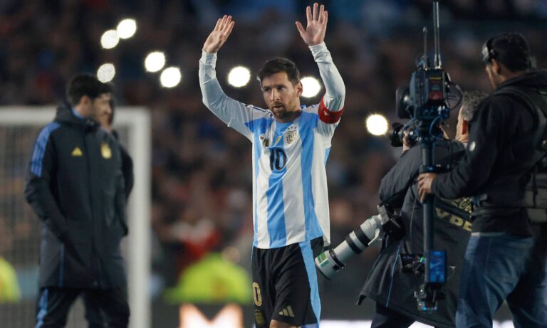 Messi se despide del público en su último partido oficial como local en Argentina