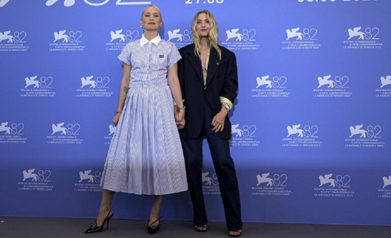 Amanda Seyfried deslumbra en Venecia en complejo musical religioso