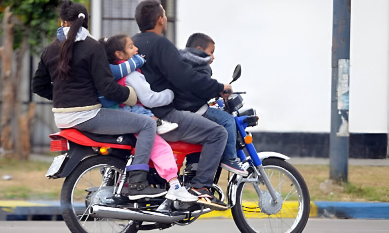 INTT prohíbe viajar en motos a menores de 10 años