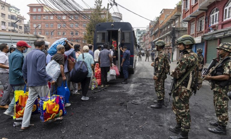 Nepal permanece bajo control militar en medio del caos, con fugas masivas y sin gobierno