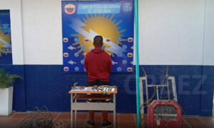 Capturan a sujeto perforando tubo matriz de agua en Maracaibo