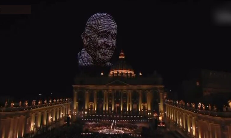 Miles de personas disfrutan del concierto “Gracia para el mundo” en la Plaza de San Pedro