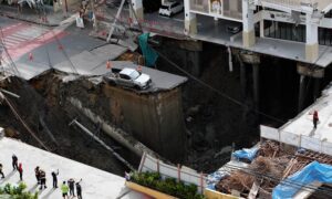Gran socavón frente a hospital de Tailandia obliga a evacuar a pacientes