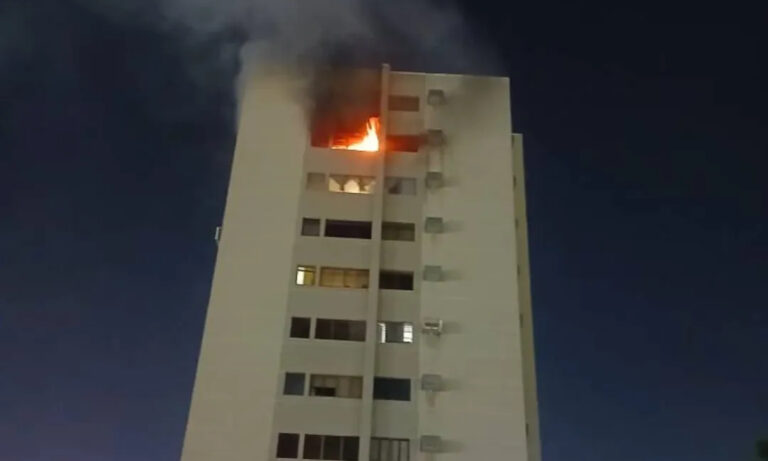 Incendio en edificio de Tierra Negra obliga la evacuación de 100 personas
