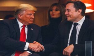 Donald Trump y Elon Musk se dan la mano en el funeral de Charlie Kirk