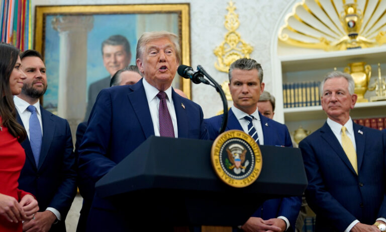 Trump anuncia “ataque a embarcación con drogas” proveniente de Venezuela