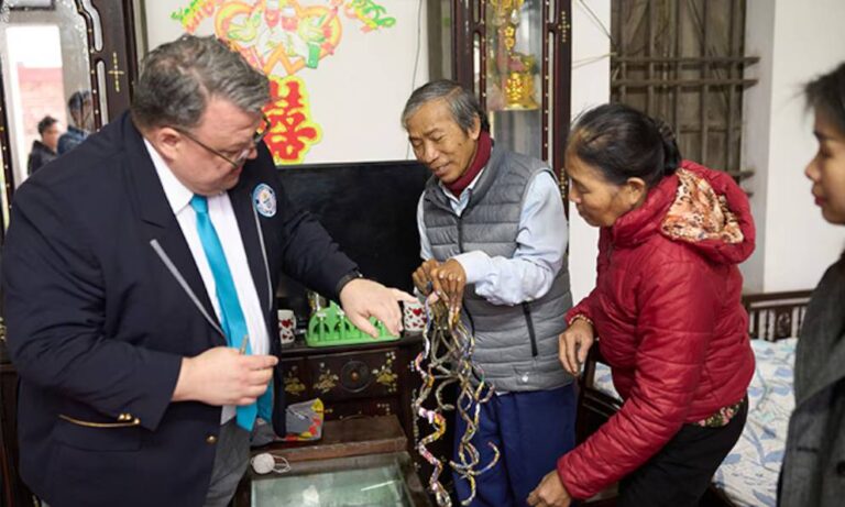 Hombre vietnamita logra el récord Guinness por las uñas más largas