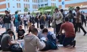 Estudiantes de ingeniería presentan examen tras sismo en la Plazoleta de Urbe