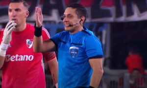 Hinchas de River Plate atacan a Jesús Valenzuela por “error de comunicación”