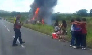 Vuelco e incendio de microbús deja 12 muertos y más de 10 heridos en el estado Bolívar