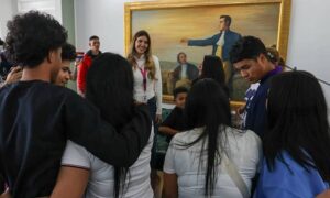 Arriban al país 5 niños "secuestrados" por EE. UU. entre 185 migrantes