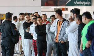 Arriban al país 185 deportados desde EE. UU., entre ellos una niña “separada de su familia"