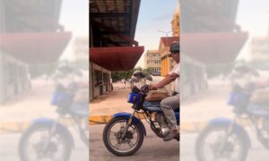 Motorizado lleva al “firulais” de copiloto por todo el centro de Maracaibo