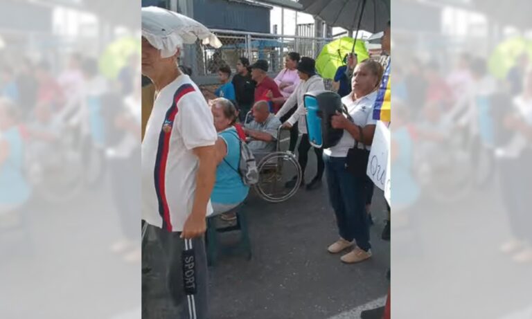 Vecinos del barrio Puerto Rico exigen transformador frente a sede de Corpoelec